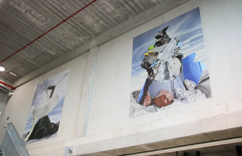Kunstwerken op een betonwand onder de luifel