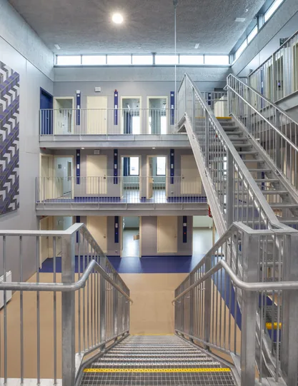Trappenhal in een van de verblijfsgebouwen