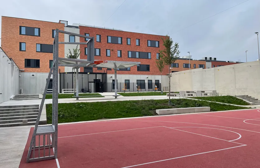 Basketbalveld tussen de leefeenheden