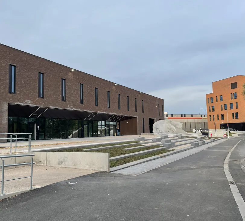 Het onthaalgebouw van het gevangenisdorp in Haren