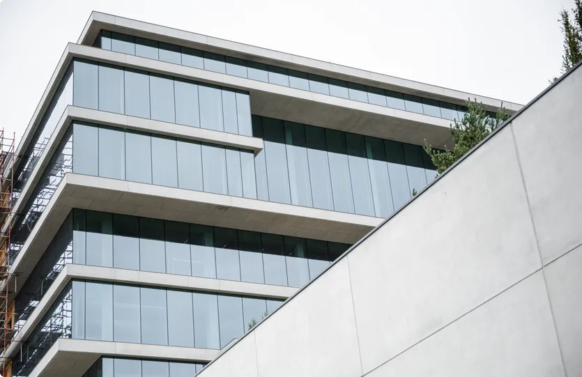 Kantoorgebouw The Edge met glazen vliesgevels en witte betonbanden