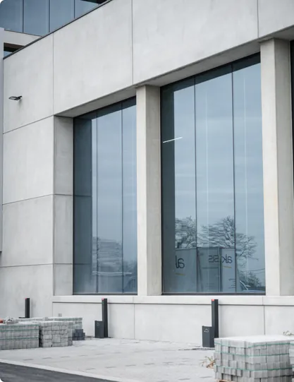 Raampartij tussen twee betonpanelen aan de inkomzijde